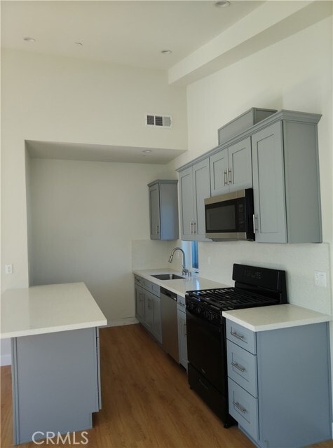 Building Photo - 747 Forestdale Ave