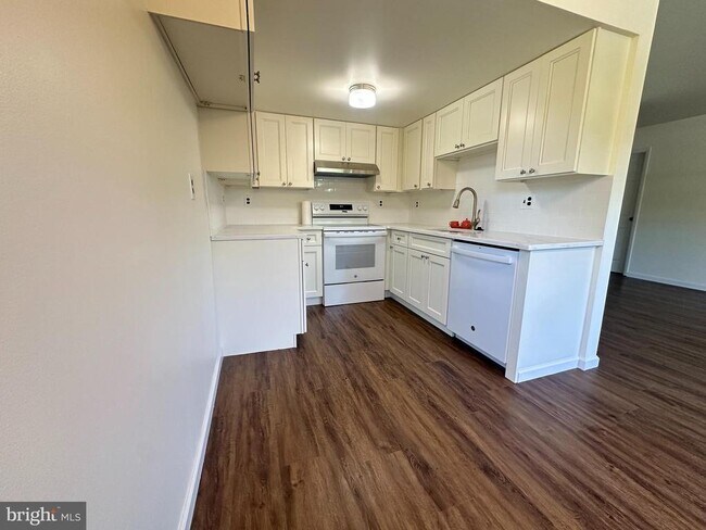 Building Photo - 5081 Defford Pl