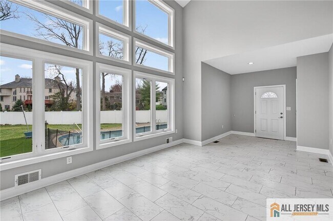 Building Photo - 19 Utica Rd