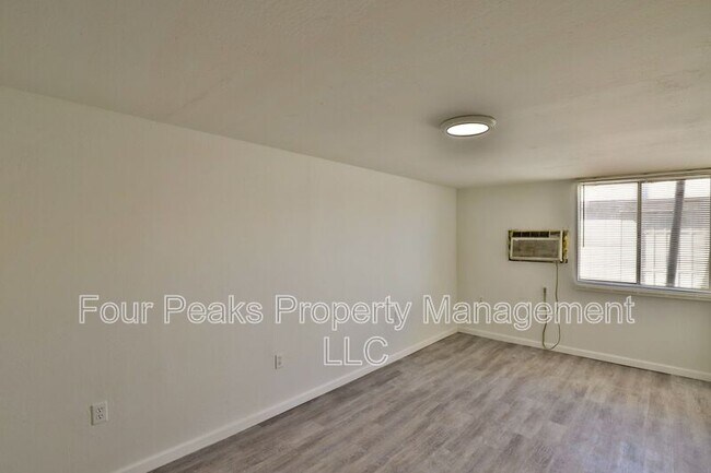 Foto del edificio - 102 E Hatcher Rd