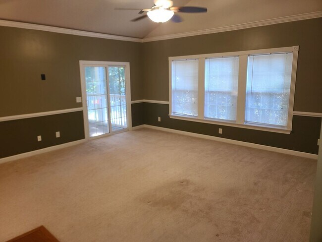 Foto del edificio - Spacious low maintenance living in a conve...