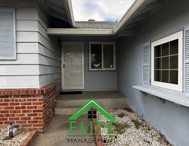 Foto del edificio - **Charming 3-Bedroom Home in Established S...