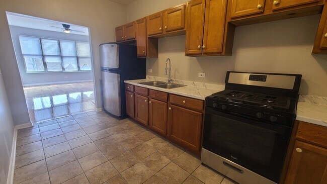 Foto del edificio - 1407 E 69th Pl