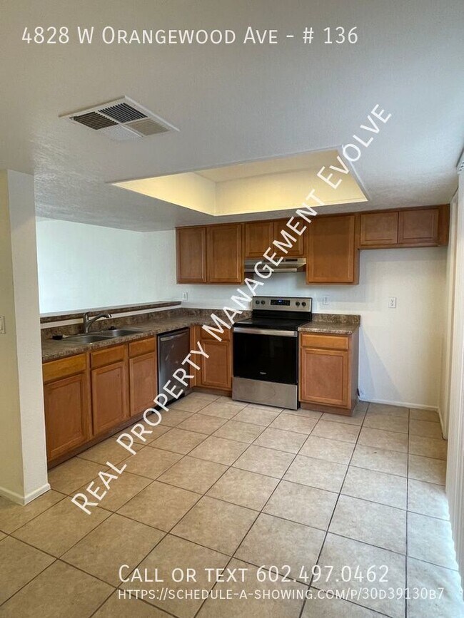Building Photo - Spacious Glendale Townhome