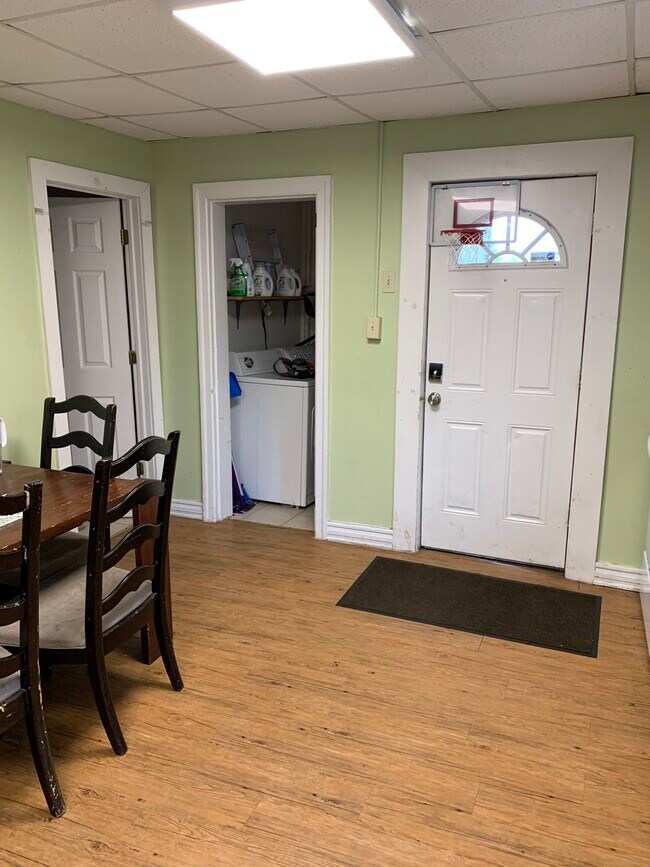 Área de lavandería - 427 Taylor Ave