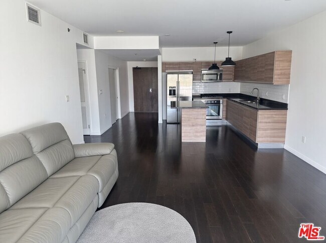 Foto del edificio - 3785 Wilshire Blvd