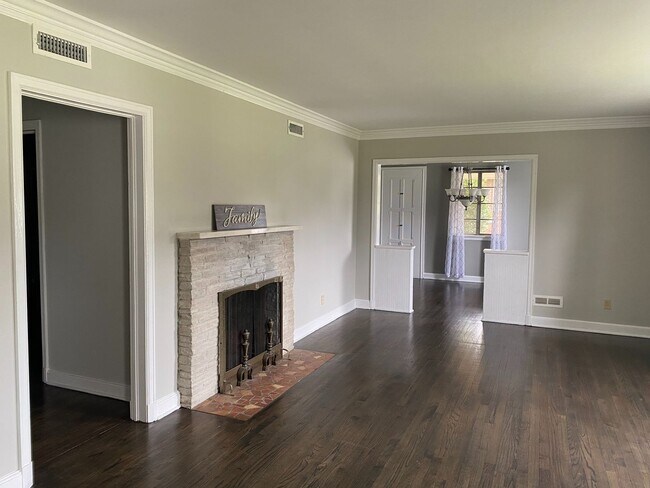 Building Photo - Large Beautiful Space!!!