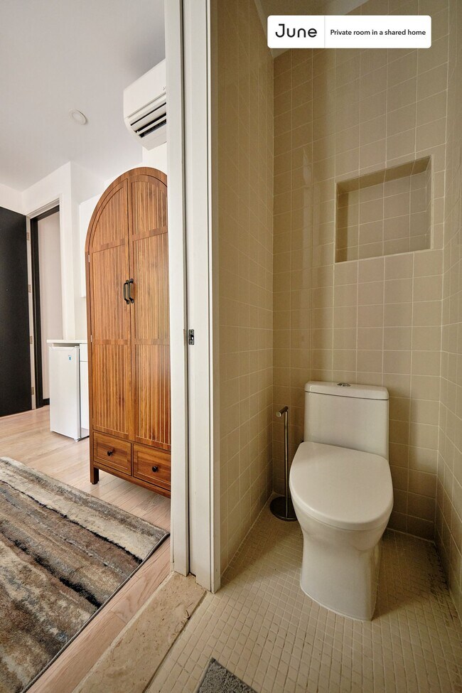 Building Photo - Private bedroom in 4 bed/4 bath Home