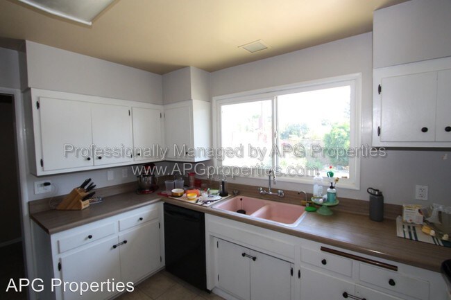 Foto del edificio - 2232 E North Redwood Dr