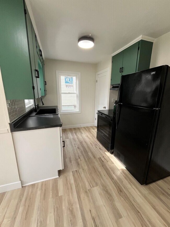 Building Photo - 3323 N 40th St