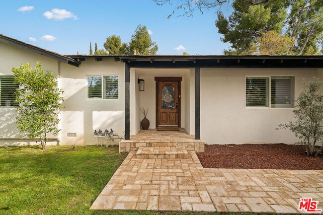 Building Photo - 20212 Oxnard St