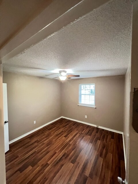 Foto del edificio - 704 Deerfield Rd
