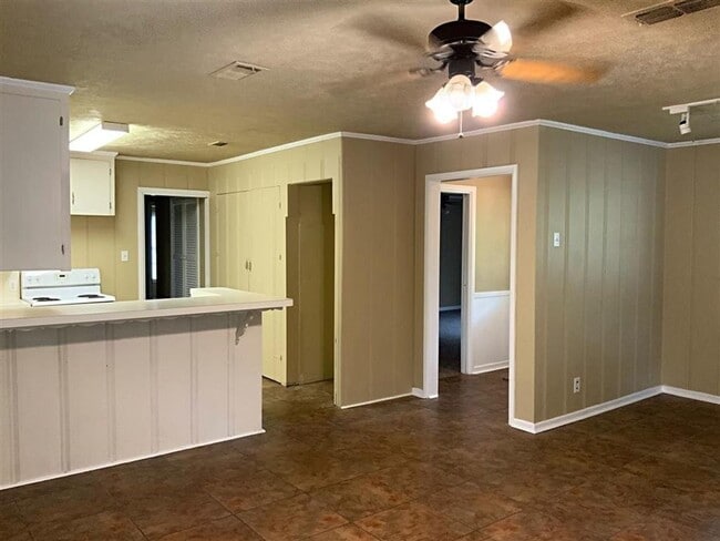 Building Photo - 3/2 with fenced yard and covered parking