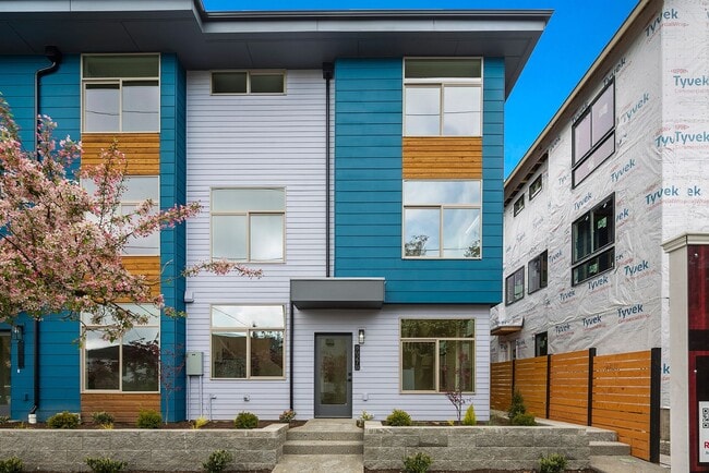 Building Photo - 3 year old Crown Hill townhome