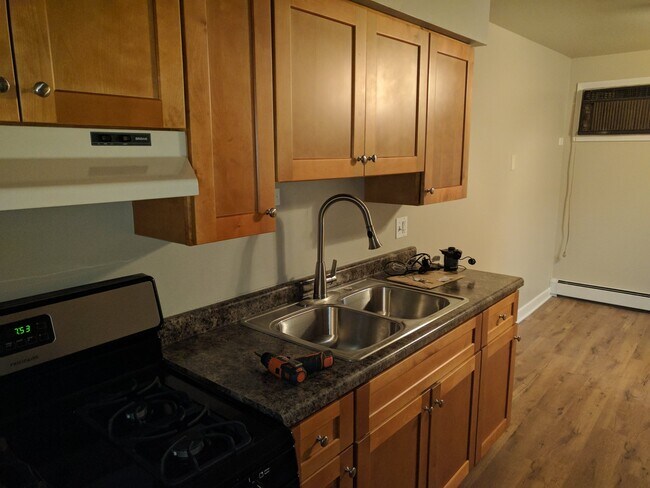Kitchen - 14813 Kilpatrick Ave