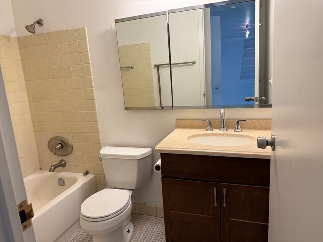 Building Photo - 1660 N La Salle Dr