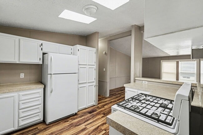 Building Photo - Available Now! Davison Schools!