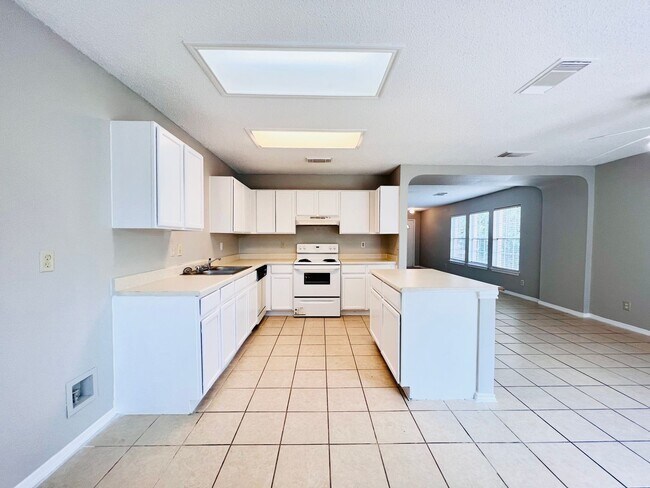 Building Photo - 4BD Home