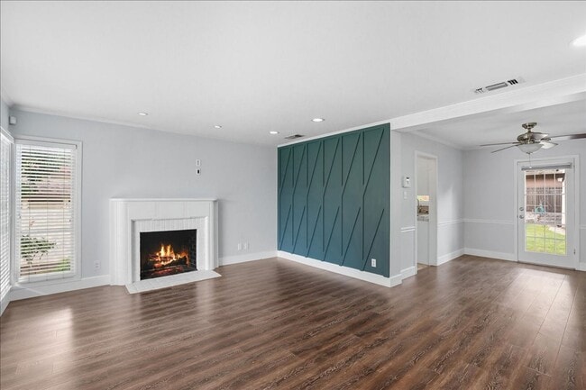 Building Photo - 2804 Avalon Dr