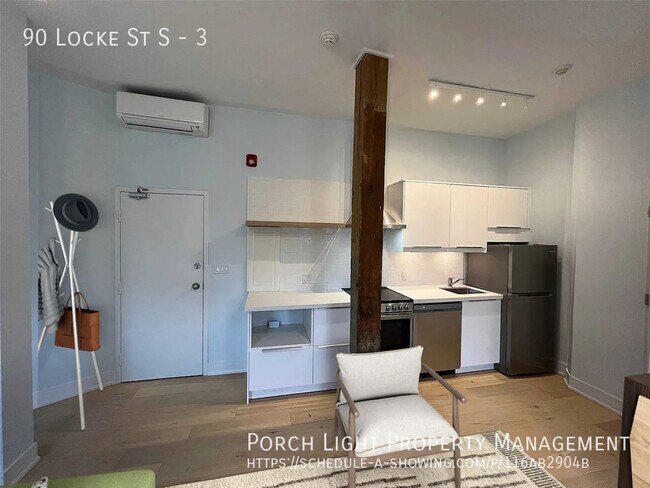 Photo du bâtiment - Locke St S Main Floor Private Laundry, Parking  and AC