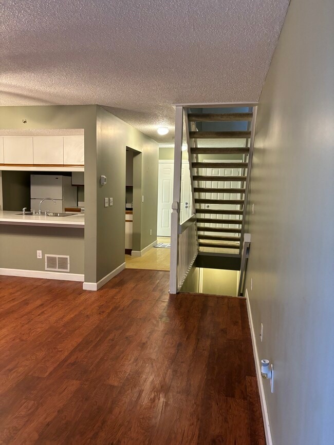 Building Photo - 2037 Burbridge Ln