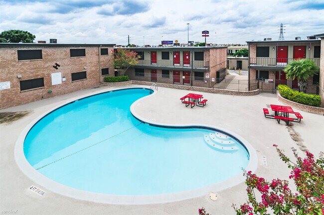 Building Photo - 2 br, 1 bath  - SOL Apartments
