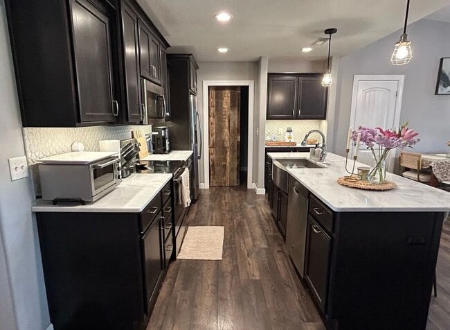 Building Photo - FANTASTIC NEIGHBORHOOD! THREE CAR GARAGE! ...