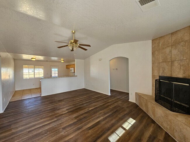 Foto del edificio - 3 bedroom / 2 bathroom house for RENT!