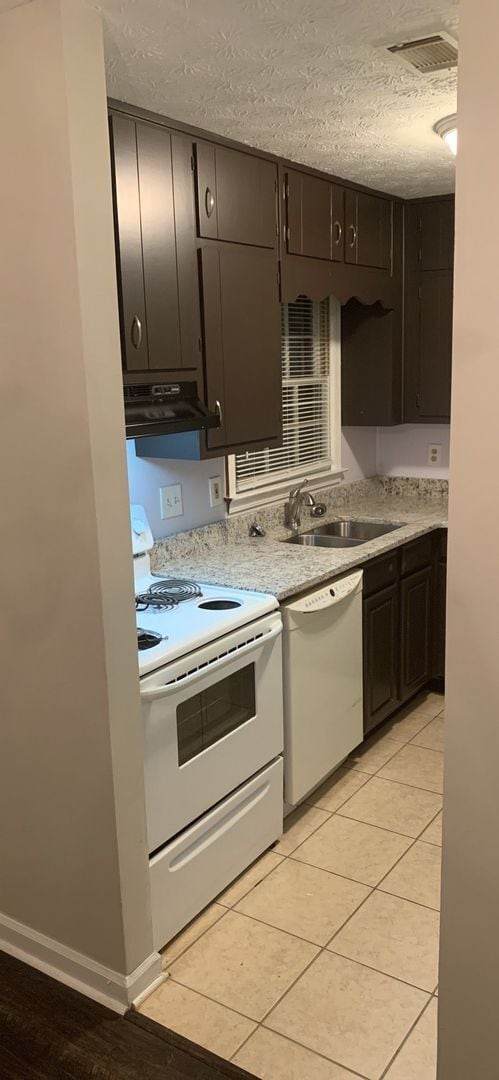 Building Photo - READY NOW! Beautiful townhome! 2 bedroom 2.5 bathroom in Snellville