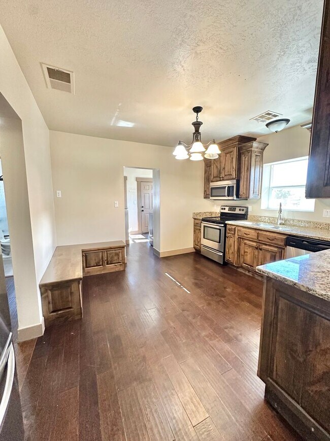 Foto del edificio - Charming 3 Bedroom Home! Price Reduced!