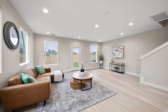 Building Photo - 8672 Easthaven Blvd