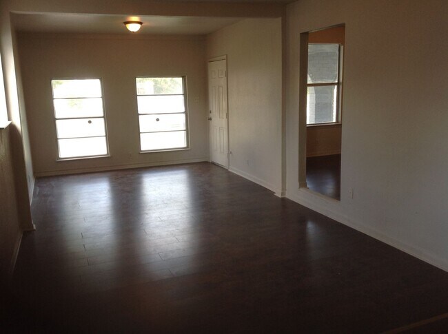 Foto del edificio - 206 Hub Ave