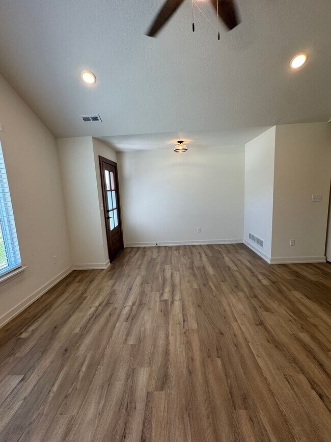 Foto del edificio - 3 bedroom 2 bath house