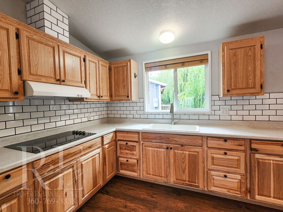 Modern Updates + Spacious Layout with Priv... - Modern Updates + Spacious Layout with Priv...