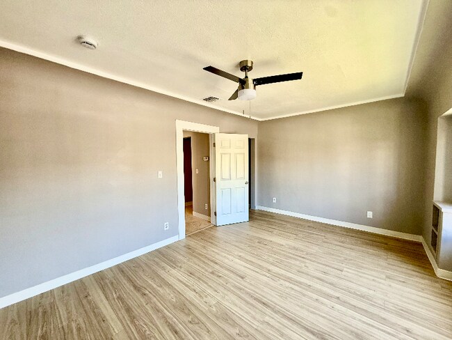 Building Photo - 536 W 77th St