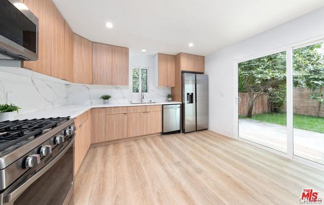 Foto del edificio - 12034 Alberta Dr