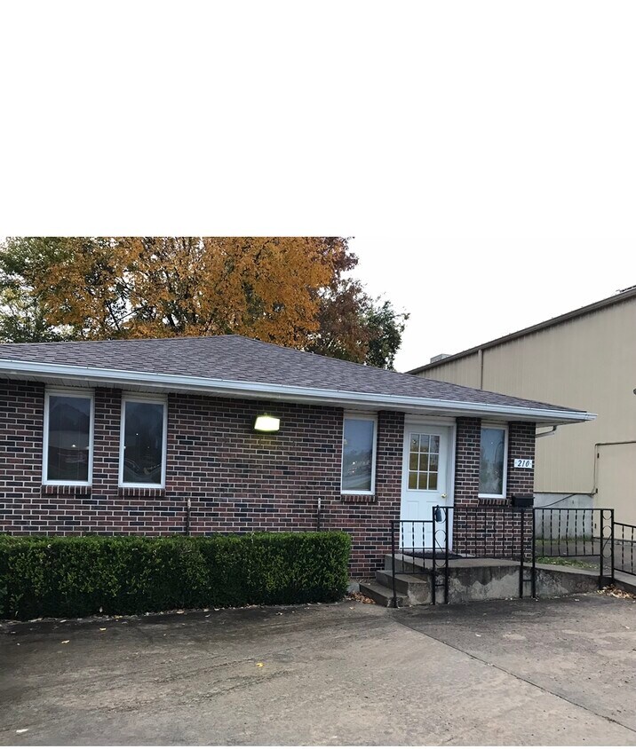 Building Photo - 210 S Elm St