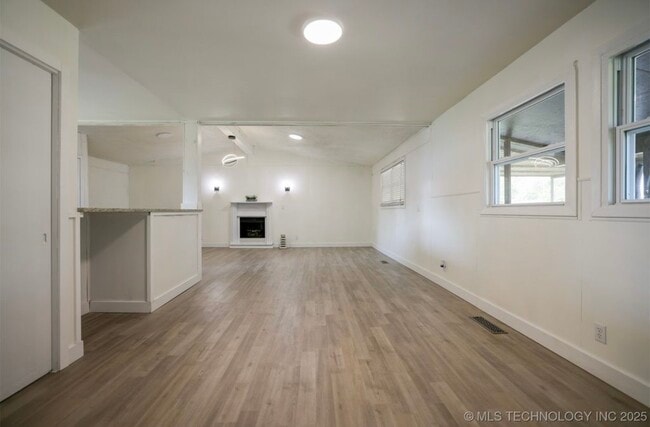 Building Photo - 420 Meadowbrook Ln