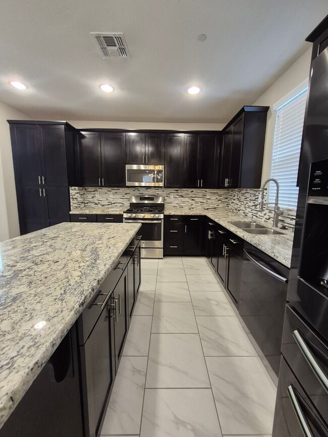 Foto del edificio - Gorgeous 4bd/2.5ba Two Story Home In Roseville!