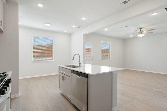 Building Photo - 668 Backstays Lp