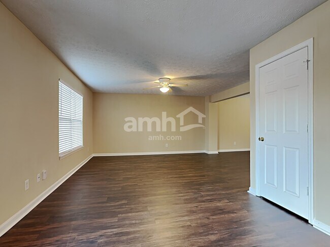 Foto del edificio - 881 Yellowwood Dr