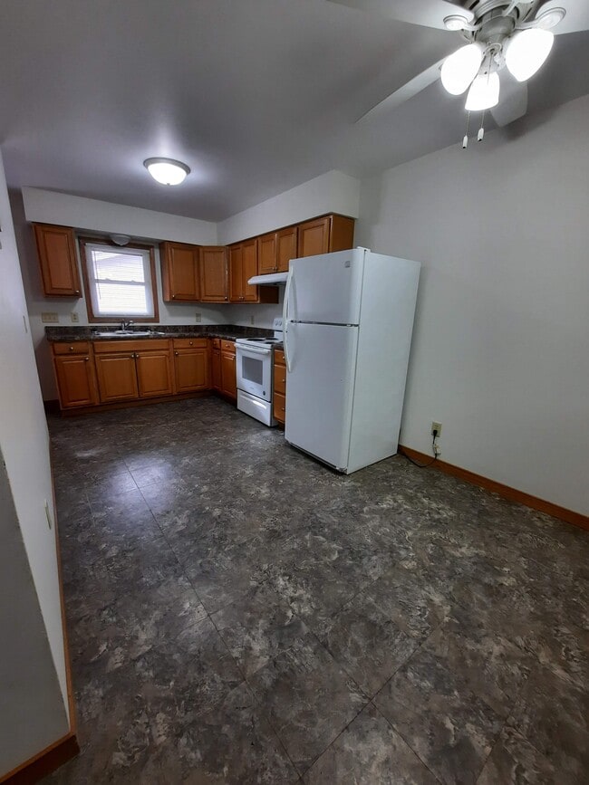 Building Photo - 3237 Runway Ave