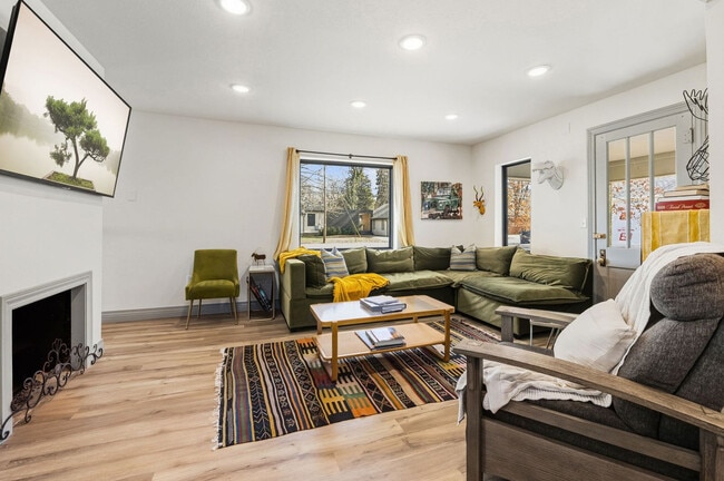 Foto del edificio - 302 S Shiloh St