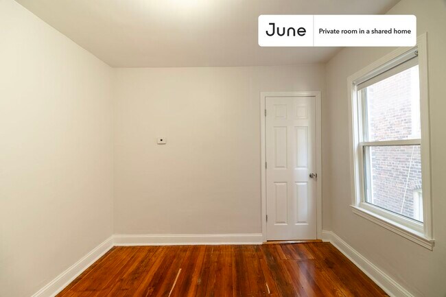 Foto del edificio - Private bedroom in 4 bed/1 bath Home