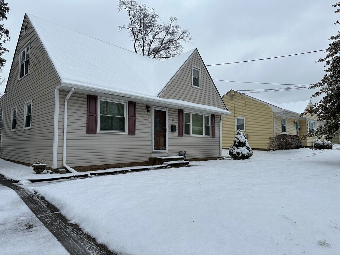 Primary Photo - 9 Wyndale Ave
