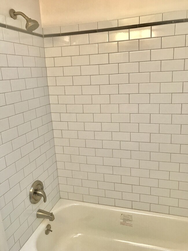Foto del edificio - Newly Renovated 2BR East Mount Airy Apartm...