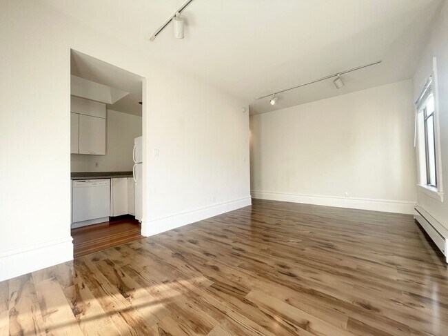 Foto del edificio - Nob Hill: Spacious Top Floor Apartment near The Fairmont Hotel, Huntington Park, & Trader Joe's