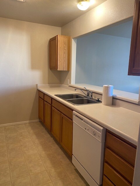 Cocina abierta - 835 E Cedar Ct