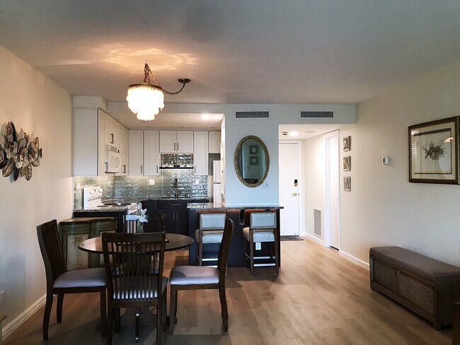 Comedor y cocina - 420 64th Ave
