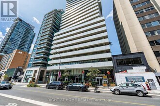 Building Photo - 200 Bloor St W